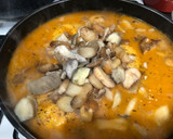 Foto del paso 8 de la receta: Pollo guisado con setas de cultivo y aromas de hierbas provenzales