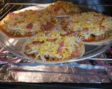 Foto del paso 3 de la receta: Pizzas personales crujientes, súper rápidas y fáciles
