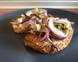 Foto del paso 8 de la receta: Huevos Touché! Tosta de huevos poché, sobre ajo puerro y cebolla morada