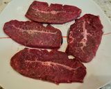 Foto del paso 2 de la receta: Filetes de ternera en salsa de pimientos verdes y rojos
