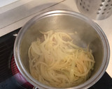 Foto del paso 2 de la receta: Tortilla de patatas con cebolla