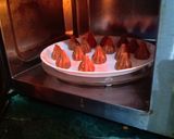 A picture of step 6 of Lava chocolate biscuit modak.