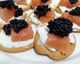 Foto del paso 4 de la receta Canapés de salmón ahumado y huevas de anchoa sobre queso crema