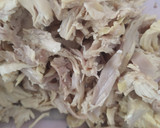 Foto del paso 1 de la receta: Tortitas de pollo deshebrado en salsa de jitomate 🍲💓