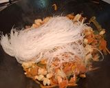 Foto del passaggio 4 della ricetta Spaghetti di soia con gamberi e verdure