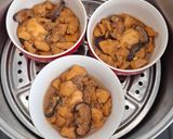 Foto langkah ke 5 dari resep Nasi Tim Ayam Jamur.