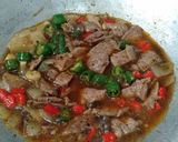 Foto langkah ke 5 dari resep Beef with Bamboe Black Pepper Sauce (Sapi Lada Hitam).