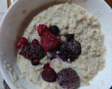 Φωτογραφία βήματος 2 της συνταγής Porridge με φρούτα του δάσους και σοκολάτα 🤤