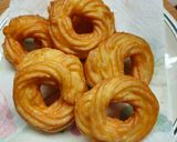 Foto del passaggio 4 della ricetta Zeppole fritte con ricotta gocce di cioccolato e arancia candita