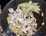 Foto del paso 4 de la receta: Emperador con cebolla caramelizada, champiñones rodajas de tomate con un toque de vino blanco