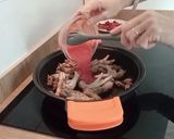 Foto del paso 2 de la receta: Arroz con patas mollejas y cuellos de pollo