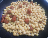 Foto del paso 3 de la receta: Garbanzos con salsa de chistorra y un toque de lima