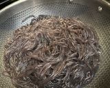 Hình bước làm 2 của món Miến xào hàn quốc