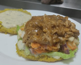 Foto del paso 9 de la receta: Arepa🥯de mazorca🌽rellena de pollo🍗, ensalada y salsa🍎tártara liviana🧆🥙🫓