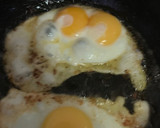 Foto del paso 2 de la receta: Huevos rotos con langostinos al ajillo y patatas pajas