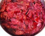 Foto del passaggio 2 della ricetta Sciroppo di rose