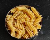 A picture of step 1 of White sauce macaroni.