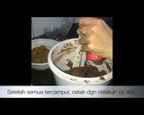 Foto langkah ke 3 dari resep Kue semprit coklat.