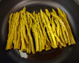 Foto del paso 3 de la receta: Espárragos y cherrys a la plancha con revuelto de jamón
