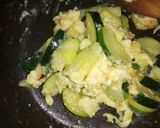 Foto langkah ke 3 dari resep Orak arik telur dan zucchini.