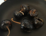 Foto del paso 1 de la receta: Acelgas rellenas en chile cascabel