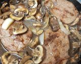 A picture of step 4 of Steak in mushroom sauce.