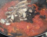 Foto del paso 4 de la receta: Pasta a la puttanesca de sardinas