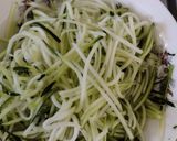 Foto del paso 1 de la receta: Tallarines de zapallo italiano con pesto💚
