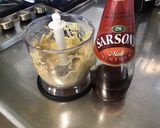 Une image de l'étape 2 de Sauce salade au fromage, ail mariné et vinaigre de malt.