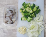 Foto langkah ke 1 dari resep Cah Brokoli Udang.