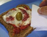 Foto del paso 3 de la receta: Pizzetas exprés de pan lactal y c/longaniza 🍕→(° °)ノ