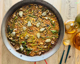 Foto del paso 5 de la receta: Paella de calamar con alcachofas, ajos tiernos y trigueros 🦑 🥘