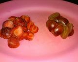 Foto langkah ke 1 dari resep Infused water (strawberry & anggur).
