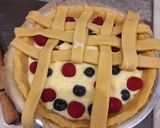 Foto del passaggio 7 della ricetta Crostata con Crema Pasticcera e Frutti di Bosco