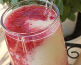 Φωτογραφία βήματος 1 της συνταγής Smoothie κεφίρ με φράουλες και μέλι