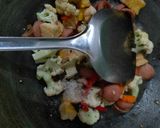 Foto langkah ke 5 dari resep Oseng Kembang Kol dan Sosis.