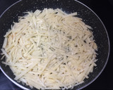 Foto del paso 3 de la receta: Rösti de papas con Salchichas y Huevo frito
