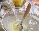 Foto del paso 6 de la receta: Miel de jengibre (fermento) 🍯Infusión vías respiratorias 🤧😷🤒la farmacia en tu cocina 🍋☕🫚🐝