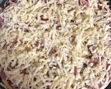 6 sajtos pizza sonkával és baconnel recept fázis 4 fotója