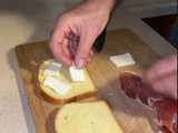 Brioche con ibérico, queso y huevo frito