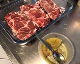 Une image de l'étape 5 de Côtes de porc aux olives bicolores et échalotes.