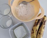 Foto langkah ke 1 dari resep Molen Pisang Simpel.