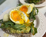 Foto del paso 3 de la receta: Tostadas con aguacate, rúcula y huevo poché
