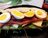 Foto del paso 2 de la receta Tosta de rúcula, queso, jamón y huevo