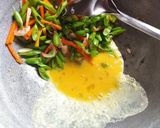 Foto langkah ke 3 dari resep Orak-arik Telur Buncis Wortel.
