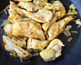Une image de l'étape 1 de Quiche sans pâte, poulet, curry, poireaux et crème de coco.