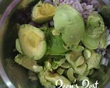 A picture of step 1 of Chunky Mexican Guacamole.
