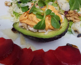 Foto del paso 5 de la receta: Aguacate relleno de pollo, salsa rosa, ensalada y carpaccio de ciruela