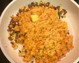 Foto langkah ke 3 dari resep MPASI butter cheese fried rice with beef, scrambled egg and frozen veggies.