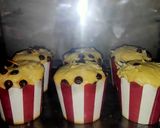 Foto langkah ke 8 dari resep Cheese & Chocolate Chip Cupcakes.